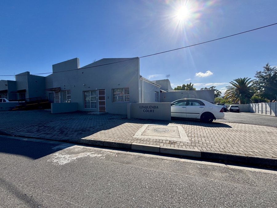 2 Bedroom Property for Sale in Oakglen Western Cape